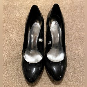 MOSSIMO SUPPLY CO. BLACK PUMP HEELS- SIZE 8